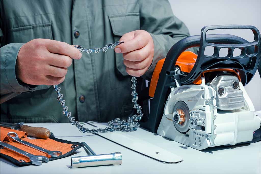 How can a chainsaw's chain be changed